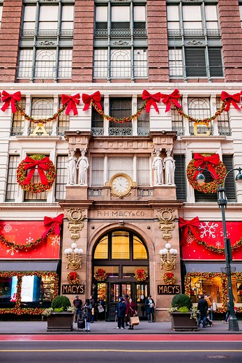 Complete Guide to Macy's Santaland in NYC (Tips for Keeping Your Sanity)