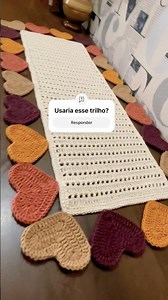 Table runner with heart-shaped edging / Full step-by-step tutorial now available #shortcrochet #v...