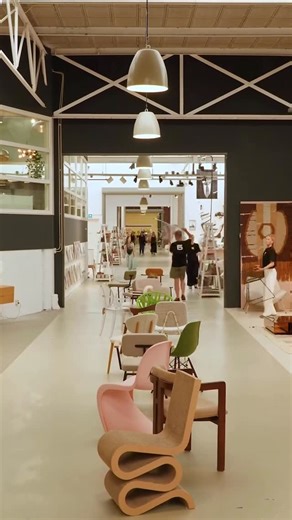 Bij ons vind je de perfecte stoel voor elk budget, elke woonstijl én het ultieme comfort. Met meer dan 200 stoelen valt er altijd wat te kiezen. Zie je door de stoelen het bos niet meer? No stress! Ons winkelteam helpt je graag de stoel te vinden die helemaal bij jou past. Kom je snel proefzitten? Bekijk al onze eetkamerstoelen via de link in bio! #loodsofchairs | Loods 5