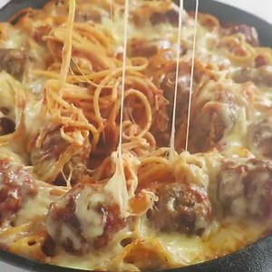 Best Ever Baked Spaghetti & Meatballs!! This is so simple to make and will soon become your family's favorite dinner!! Get the recipe ––> http://bit.ly/24wzLm9 Pin for later ––> http://bit.ly/2pY6LHE | Joy In Every Season