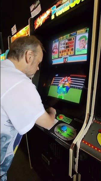 PatmanQC plays Super Punch-Out at Galloping Ghost - quad amputee gaming