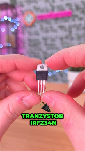 IRFZ34N – N‑MOSFET w TO‑220, który robi robotę w zasilaczach i sterowaniu silnikami. Wyjaśniam, czemu jego niskie RDS(on) i solidny zapas napięcia oraz prądu potrafią wystrzelić efektywność układu. Pokazuję, jak ogarnąć odprowadzanie ciepła: radiator na śrubę i obowiązkowo taśma termoprzewodząca, żeby było miodzio. Do tego błyskawiczne przełączanie w aplikacjach impulsowych, więc nada się tam, gdzie liczy się tempo. Podrzucam, gdzie ten tranzystor sprawdzi się najlepiej jako przełącznik lub w pr