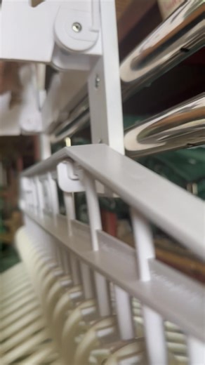 Ở Việt Nam, nói tới Duy Lợi hầu như thế hệ từ 8x đổ về trước đều nghĩ tới cái võng xếp. Mà nói tới võng xếp, thì nghĩ ngay tới Duy Lợi. Khổ cho ông Duy Lợi, với cái tư duy quân đội (trung uý xuất ngũ) lại là kỹ sư, làm cái võng bán cho ai cũng chỉ bán được… 1 lần. Hai mươi năm trước, ông bác tui mua võng Duy Lợi. Bác mất cả chục năm nay, cái võng cháu nội vẫn còn đu đưa. Lâu lâu thấy võng hơi dơ thì đem giặt là như mới. Đại khái, nhà nào mua cái võng Duy Lợi thì không biết đến thu nào mới mua cá