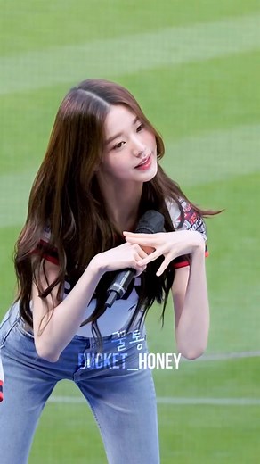 뒤에서도 열심히 추는 #워녕이 #아이브 #장원영 #에프와이피