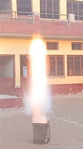 Sodium (Na) ko Pani (H₂O) me Daalne par Kya Hota Hai? | Dangerous Science Experiment ⚠️