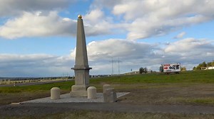 VIDEO: Ke křižovatce U Voříšku se vrátil památkově chráněný pyrám. Podívejte se