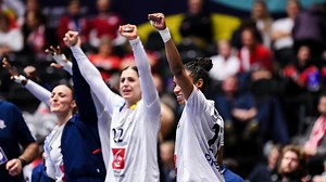 Mondial de hand: les Françaises pulvérisent la Suède et viseront un troisième sacre contre la Norvège