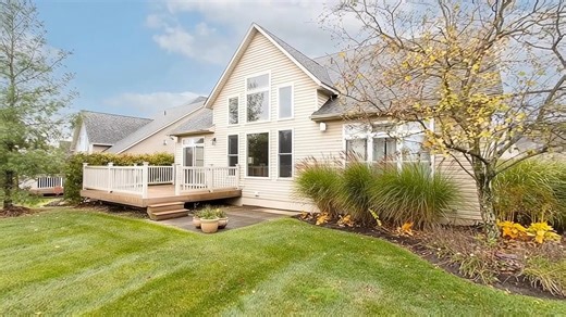 🏡 Just Listed in Medina! 📍 6047 Meadow Lake Dr – Blue Heron/Lookout Pointe An inviting front porch welcomes you to this spacious cluster home in the desirable Blue Heron/Lookout Pointe community! Enjoy resort-style living with walking trails, a pool, tennis courts, and even a neighborhood brewery. 🍻 ✨ Highlights: Gourmet kitchen with custom cabinets, Zodiac quartz countertops, island breakfast bar, and glass tile backsplash Great room with a cozy gas log fireplace First-floor owner’s suite fe