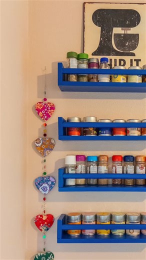 Flexa verf on Instagram: "Vind jij je woonkamer nu te wit en saai? ✨ Flexa Kleuradviseur Irene van @noordenzoet_interieuradvies laat zien hoe je dat verandert zonder grote verbouwing. Haar zusje vertrok met witte muren en kwam thuis in een kleurrijke, sfeervolle woonkamer alleen door het gebruik van verf en slimme kleurkeuzes. Ze werkte met Flexa lak- én muurtinten zoals: Free Groove, Real Pistache, Smooth Red, Calm Pistache en Flexa Mengkleur B6.51.30. Door muren, meubels en deuren mee te nemen
