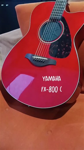 Musica Sete on Instagram: "Violão YAMAHA FSX800 C. (Cordas ELIXIR 0.12). Tampo SÓLIDO PINHO. ACEITO CARTÃO Violão Elétrico Marca YAMAHA Modelo FSX800 C Tampo SÓLIDO PINHO Faixas e fundo em OKOUME Braço em OKOUME Escala e cavalete em WALNUT Captação YAMAHA. Excelente Cor RUBY RED (RR) Acabamento GLOSS. Verniz brilhante Com Cutaway Roldanas para correias Tarraxas blindadas cromadas Nut e Saddle bem regulados Cordas baixas Braço reto Feito limpeza na escala Polimento nos trastes Saida P10 Jack Rold