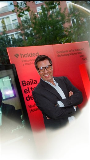 ¡El temazo del año! 🎶 Aprende los pasos de Verifactu y demuestra que llevar tu facturación al día no tiene por qué ser aburrido 💃🕺 📲 Súmate a #Verifactu y que no te pille el cambio sin saber moverte. Tutorial paso a paso incluido: ¡dale play y baila mientras aprendes! 🤭 | Holded