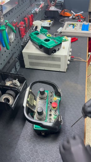 Smg Iş Makinalari on Instagram: "SCHWING 43M beton pompasına ait Scanreco SC30 uzaktan kumandanın alt kasa ve üst kasa körükleri profesyonel şekilde yenilenmiştir. Kumanda detaylı olarak temizlenmiş, mekanik ve fonksiyonel kontrolleri yapılmış, tüm testlerden sorunsuz şekilde geçirilmiştir. Sahada uzun süreli ve güvenli kullanım için hazır hale getirilmiştir. The lower and upper housing bellows of the Scanreco SC30 remote control used on the SCHWING 43M concrete pump have been professionally rep