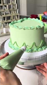 My first ever buttercream frog cake! 💚🐸🎂