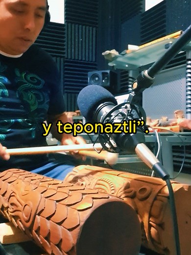 Hoy les dejo un video con teponaztlis, con texto de Fray Bernardino de Sahagún, donde habla sobre las ceremonias donde utilizaban este instrumento. “…juntábanse muchos de dos en dos o de tres en tres en un gran corro, según la cantidad de los que eran, llevando flores en las manos y atavíos con plumajes; hacían todos a una un mismo meneo con el cuerpo y con los pies y manos, cosa bien de ver, y bien artificiosa. Todos los meneos iban según el son que tenían los tañedores de atambor y teponaztli”