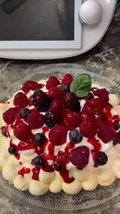 🫐🍓Ma pavlova aux fruits rouges au Thermomix. Liste des ingrédients : Pour la meringue : 4 blancs d’œuf et 200g de sucre en poudre . Pour la chantilly au mascarpone : 150 g de mascarpone, 230 g de crème liquide bien froide, 10 g de sucre glace. Coulis de framboises et fruits rouges aux choix. #recettefacile #recettethermomix #thermomix #pavlova #fruitsrouges #pavlovasedap #viralreels #reelsfypシ゚ #reelsfb #desserts | Sof So