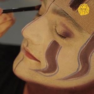 8.4K views · 76 reactions | 女 ¿Te habías preguntado alguna vez cómo es el maquillaje de Timón y Pumbaa? ️ Ramón Balasch y Nacho brande dan vida a estos personajes icónicos de El Rey León. Dale al play y ️ consulta la disponibilidad de las próximas funciones para no perdértelos en escena. | El Rey León, el musical | Facebook