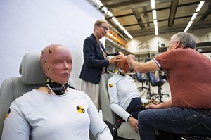 Un mannequin de crash-test féminin créé pour la première fois | RTS