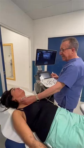 🔬 🩺 Ecocolor doppler dei vasi epiaortici: il controllo che fa la differenza Questo esame ecografico consente di valutare in modo accurato il flusso sanguigno nelle arterie carotidi, vertebrali e succlavie, individuando tempestivamente eventuali stenosi o placche. È consigliato a chi presenta fattori di rischio cardiovascolare come ipertensione, diabete, colesterolo alto o familiarità. 🌸Prenota il tuo esame presso il nostro studio: la diagnosi precoce è la migliore forma di cura. #aorta #medic