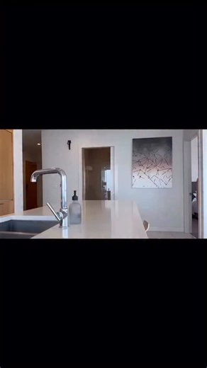 Anu on Instagram: "在日本，研究人员正利用智能人行道将日常活动转化为清洁能源⚡。这些道路内嵌特殊的压电材料，可以从行人的脚步中收集动能。当人们行走、奔跑或跳跃时，路面会轻微变形，从而产生机械压力。压电晶体将这种压力转化为电能🔋。这些电量可用于照亮路灯、为公共显示屏供电，甚至监测行人流量。这种技术不仅减少了能源浪费，还展示了未来城市的无限可能🌏。在东京、京都等城市的试验区，人们的每一步都在为绿色地球贡献力量💚。科技让生活更环保，也让每一个脚步更有意义✨ #日本 #科技 #创新 #可持续 #绿色能源 #未来城市 #环保 #知识 #事实 #推荐 #你知道吗 #技术 #实验 #热门"