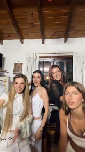 zoe dunsmore on Instagram: "5 minutos antes de brindar, nosotras:"