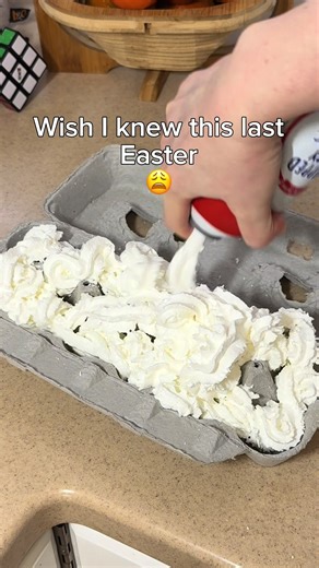 Such a fun and easy activity for kids! Save this for Easter 🐣 Follow for daily hacks 💁‍♀️ #hacs #Easter #easterhack #happyeaster #busymom