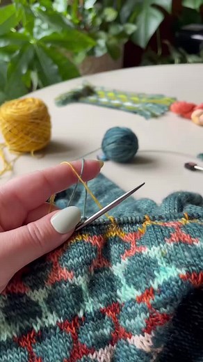 Watch how Selena tensions her yarn for color work without using a Norwegian knitting thimble! ✨🧶 #woolandpine #woolandpinedesigns #floatside #knitweardesigner #sizeinclusiveknitting #handknit #continentalknitting #colorwork #knittingcolorwork #howiknit #knittok #knittingtutorial #knittersoftiktok #howtoknit #knittingpattern