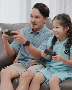 Access to entertainment has never been easier. Simply tap your mobile device on your TV and it mirrors your content on the bigger screen. | Samsung