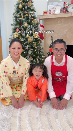 MOE／Kimono Mom on Instagram: "Happy New Year🎍🌅 Thank you from the bottom of our hearts for your support in 2025. In 2026, the three of us will keep doing our best together. Thank you for being with us this year as well!🥳💕 #kimonomom #umamijourney #japanesefamily"