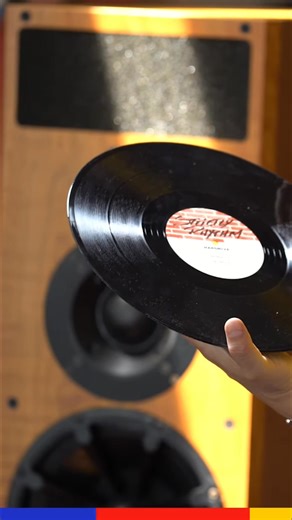 Cette vidéo raconte l'épopée de Masters at Work, explorant leurs nombreux pseudonymes et leur impact monumental sur la musique house. Découvrez l'influence durable de ce duo emblématique. #MastersAtWork #HouseMusic #DuoLégendaire #MusiqueHouse #HistoireMusique | I Love Music