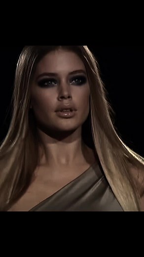 Doutzen Kroes Walks for Versace F/W 2006 Fashion Show