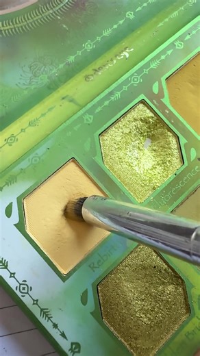 POV: you use the same inner corner shade so much… you finally hit pan 😅✨ New pan in the @odenseyecosmetics x @Angelica Nyqvist Hela palette and I’m way too excited about it 🥹 This shade is my go-to inner corner highlight, so it was only a matter of time before the pan showed up. Project pan win for the weekend ✨ Do you have a go-to inner corner shade, or do you switch it up every time? #odenseyecosmetics #indiemakeup #panningcommunity #panningeyeshadow #yelloweyeshadow