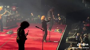 “all i wanted” live in melbourne, 11/30/2023 #paramore i remember defending h’s hair so hard lmao