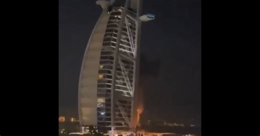 Los restos de un drone iraní interceptado en Dubái impactaron contra el lujoso hotel Burj Al Arab y provocaron un incendio