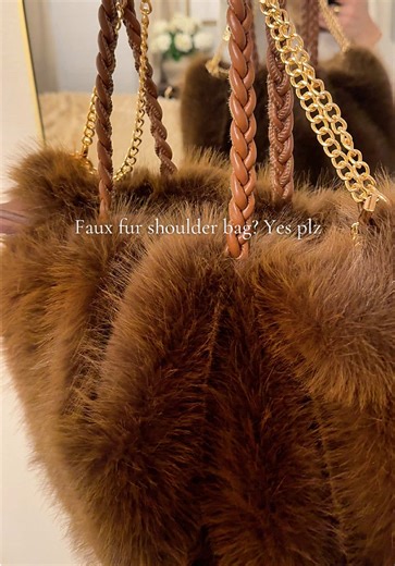 My daughter tells me it looks like a bear cub on a rope, but I think it’s so cute! Faux fur shoulder bag with suede lining, pockets, leather bottom and gold details 🤌🏼🐻 #shoulderbag #fauxfur #handbags #pursecollection #tiktokshopfinds