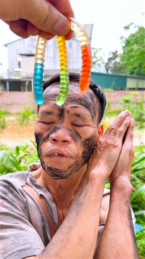 Người mẹ tốt bụng So cute - thử thách nhắm mắt ăn kẹo con giun sẽ ra sao?🍭🍫🍫🐛🐛⚽🍓👀😝🤪#shorts