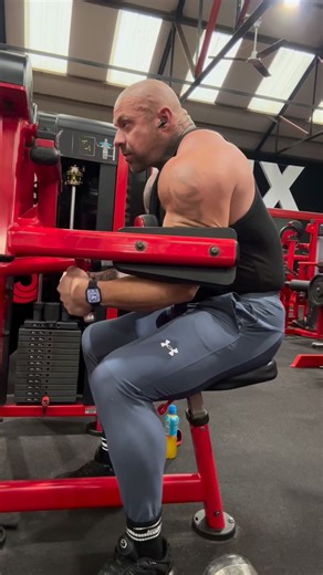 Last session of 2025 💪🏽 This year didn’t go as planned with 2 big surgeries and a big test of patience but I’m finally in a good spot with training and back out the other side of recovery 💯 Let’s end the year how we plan to start 2026 keeping consistent and smashing goals! If you’re wanting to get in shape for the new year then drop me a message for more info on my coaching plans 📥 #bodybuilding #motivation #workhard #NYE #instafitness #fyp #noexcuses #letsgo #teamelite | Elite Physique Pers