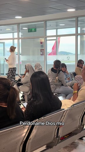 Sor Juana y Sor Presa en el aeropuerto — Tenía que hacerlo