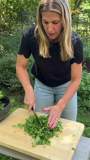 Make these basil ice cubes to keep your garden fresh basil all year round #garden #basil #herbgarden