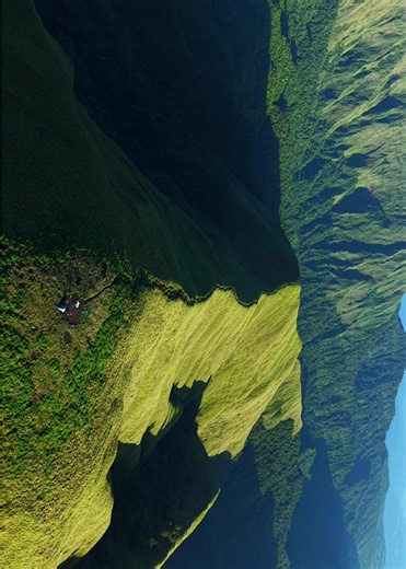 ini namanya bukit anak dara, bukit paling cantik di lombok, menurut kalian gimana? -jasa drone lombok dm ya- #bukitanakdara #lombok #sembalun #edelweiss_visual #dronelombok