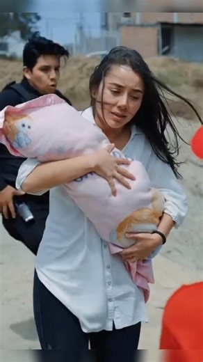 Trapped in Danger! Brave Delivery Riders Rescue a Baby Just in Time#short