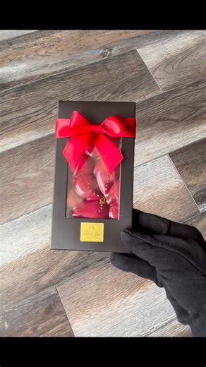 ChocoLuv on Instagram: "Indulge in the perfect blend of sweet & tart! 🍫 Our Raspberry Caramel Bar is made with fresh raspberry purée & the finest ingredients for an unforgettable tast! #raspberry #chocolatelover #canadiansmallbusiness #chocolateartesanal #chocolate"