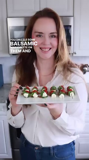 This is one of my favorite easy appetizers to make. This can be put together quickly and is always a crowd pleaser ➡️ Comment “link” or “recipe” for full printable recipe Link will be sent to your messages ✨INGREDIENTS ✨ * 50 cherry or grape tomatoes * 24 fresh basil leaves, cut in half * 15 oz. Mozzarella cheese, cut into 24 1/2 inch squares (or Mozzarella pearls) * 3 Tablespoons rosemary balsamic dressing #capresebites #easyrecipes #easyappetizers #easyappetizer | Homemade Food Junkie