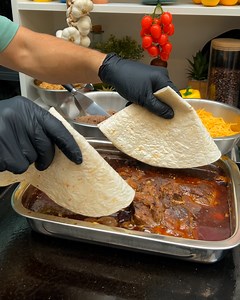 22M views · 170K reactions | Carne Asada Mexican Pizza! With a side of jalapeño poppers ️ | Chefclub Network | Facebook