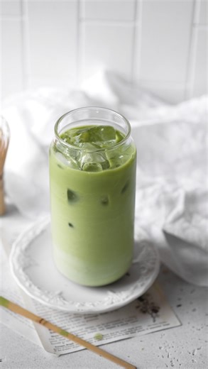 Lait de soja 🌱🥛 Faire son propre lait de soja maison, c’est non seulement simple, mais aussi bien plus économique et sain que les versions du commerce. En plus, il ne contient aucun additif et peut être parfumé selon les envies. Cette version à la vanille est douce, légèrement sucrée et parfaite pour toutes les utilisations : boissons, pâtisserie, cuisine… La cuisson est une étape indispensable qui permet d’éliminer les anti-nutriments, d’adoucir l’amertume et de stabiliser les protéines pour 