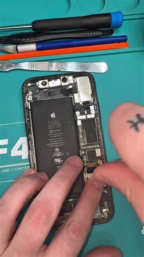 SIM reader replacement. #smartphone #iphonerepair #viral #repair #phonerepair #problemfix #iphone11