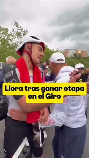 Llueve, atacas, te caes, erras el camino y a 400 mts atrapas a tu rival y ganas... Giro de Italia 🇮🇹