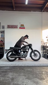 Starting a 1966 Triumph Thunderbird. This was the last year of the Thunderbird - a pretty rare bird I’d say | Triumph Classic Motorcycles