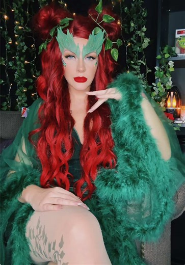 Once a Queen always a Queen 👸 #poisonivycosplay #poisonivycostume #cosplaytiktok #cosplayer #cosplaygirl