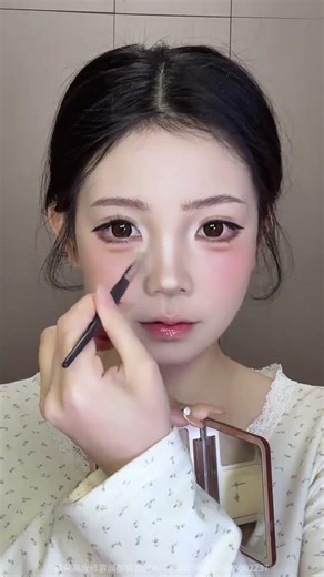 Master Photogenic Bone Contouring in One Set: Beginner's Makeup Magic
