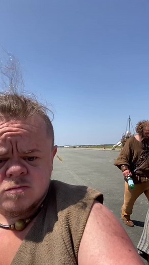 Qu’elle formidable expérience, avec de formidables rencontres ! C’est aux côtés des meilleurs qu’on apprends le mieux 😉 Bisous les @a.phone5 ( pirates ) @asterixetobelixlempiredumilieu #asterix #asterixetobelix #film #comedy #actor #comedie #comedian #comedien #asterixetobelixlempiredumilieu #weigel #wesleyweigel #humour | Wesley Weigel